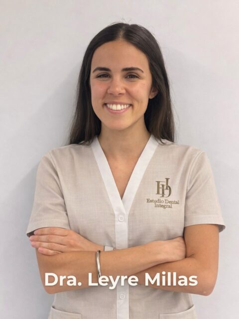 Te presentamos a la Dra. Leyre Millas, nuestra especialista en periodoncia.

Se graduó como odontóloga en la Universidad Complutense de Madrid y posteriormente realizó el Máster en Periodoncia en la UIC Barcelona.

Su trabajo se centra en el diagnóstico, tratamiento y cuidado de las encías, una parte fundamental de la salud oral y del mantenimiento de los dientes a largo plazo.

Contar con una especialista en periodoncia nos permite ofrecer un enfoque más completo y preciso en el cuidado de tus encías. 🦷✨

——
#periodoncia #estudiodental #odontologia #dentistalaspalmas #saludbucodental