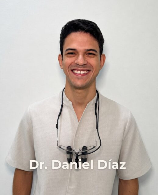 ✨ Les presentamos al Dr. Daniel Díaz, especialista en estética y rehabilitación oral.

Con una sólida formación en odontología restauradora, prótesis y nuevas tecnologías, el Dr. Daniel pone todo su conocimiento al servicio de la estética dental para crear sonrisas naturales y totalmente personalizadas.

En nuestra clínica se dedicará exclusivamente al diseño de carillas, acompañándote a conseguir esa sonrisa con la que siempre te has imaginado.

📌Formación destacada:
• Máster en Odontología Restauradora basada en las Nuevas Tecnologías (Universidad Complutense de Madrid).
• Especialista en Prótesis por la European Prosthodontic Association (EPA).
• Máster en Ciencias Odontológicas (Universidad Complutense de Madrid).

¡Estamos muy felices de contar con él en nuestro equipo! 🤍

@drdiazdaniel 

📍Estudio Dental Integral 
C/ Benartemi, 36. Las Palmas de Gran Canaria

—
#carillas #composite #estética #doctor #laspalmasdegrancanaria